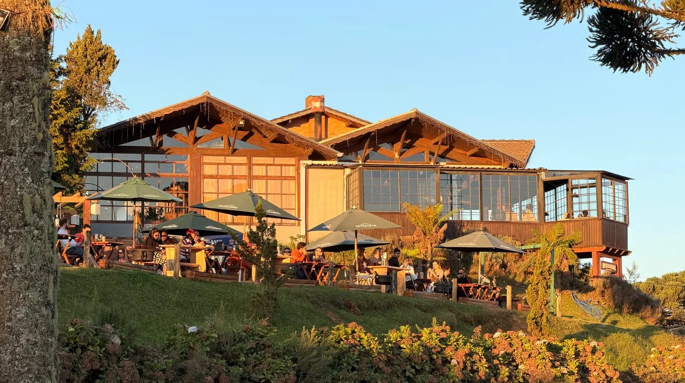 Fachada e área externa do Sunset Bergamo em Monte Verde ao entardecer